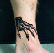 wall_master_zelda_creepy_hand_tatattoo.jpg